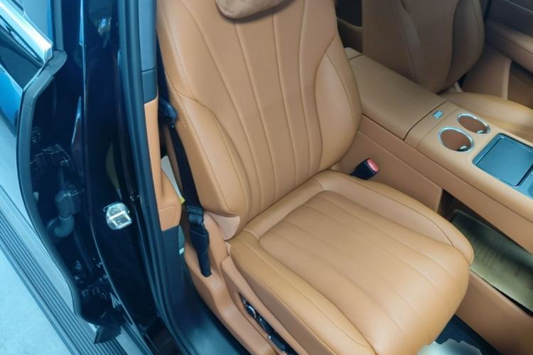 Used Hima AITO M8 2025 Extended-Range Max+ Version 53.4 kWh 6-Seater Edition Right Front Seat