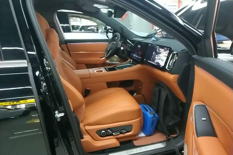Used Hima AITO M8 2025 Extended-Range Max+ Version 53.4 kWh 6-Seater Edition Right Front Seat