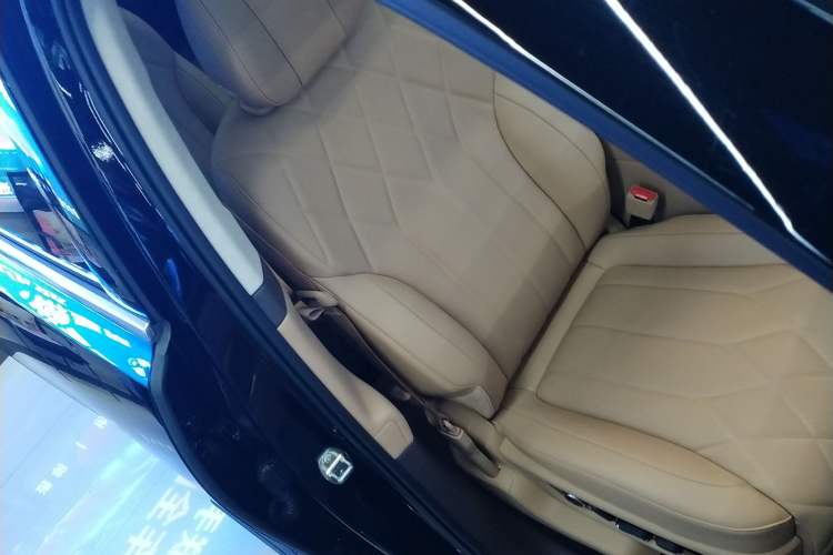 Used Hima AITO M8 2025 Extended-Range Ultra Version 53.4 kWh 6-Seater Edition Right Front Seat