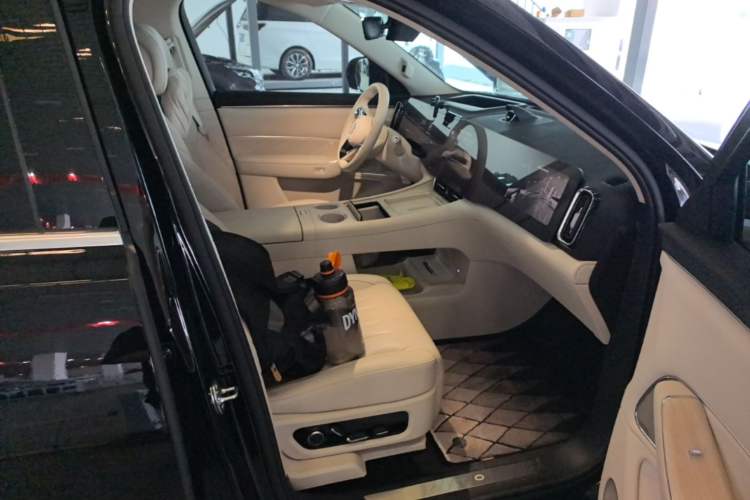 Used Hima AITO M8 2025 Extended-Range Max+ Version 53.4 kWh 5-Seater Edition Right Front Seat