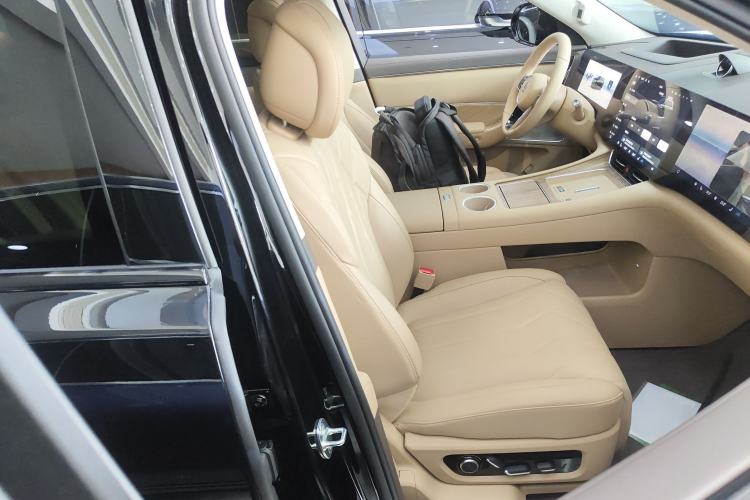 Used Hima AITO M8 2025 Extended-Range Max+ Version 53.4 kWh 6-Seater Edition Right Front Seat
