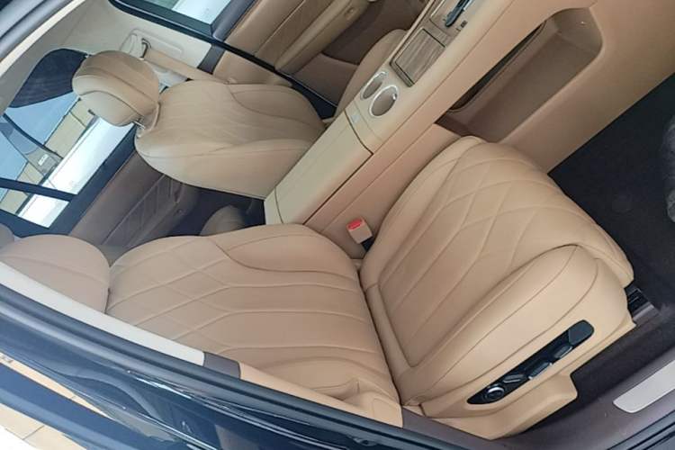 Used Hima AITO M8 2025 Extended-Range Max+ Version 53.4 kWh 6-Seater Edition Right Front Seat