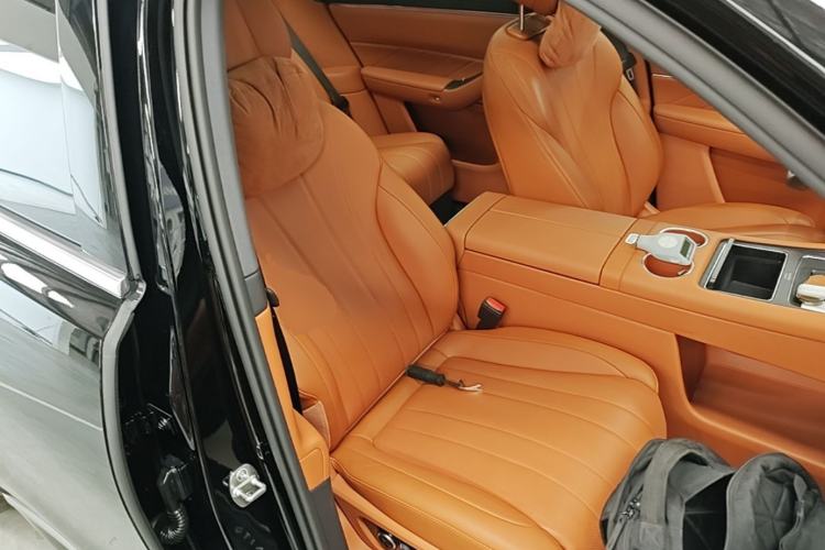 Used Hima AITO M8 2025 Extended-Range Max+ Version 53.4 kWh 5-Seater Edition Right Front Seat