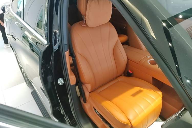 Used Hima AITO M8 2025 Extended-Range Max Version 37 kWh 6-Seater Right Front Seat