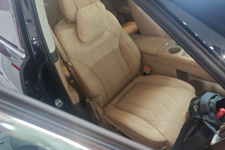 Used Hima AITO M8 2025 Extended-Range Max+ Version 53.4 kWh 6-Seater Edition Right Front Seat