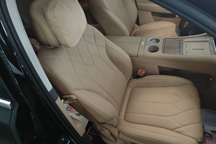 Used Hima AITO M8 2025 Extended-Range Max+ Version 53.4 kWh 6-Seater Edition Right Front Seat