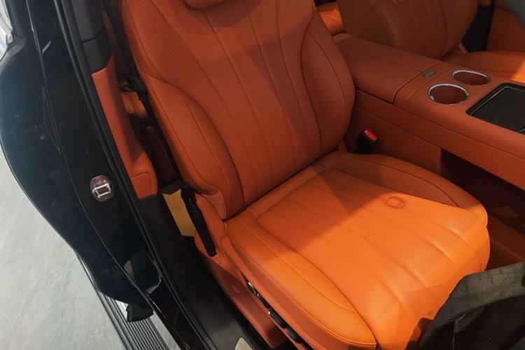 Used Hima AITO M8 2025 Extended-Range Max+ Version 53.4 kWh 6-Seater Edition Right Front Seat