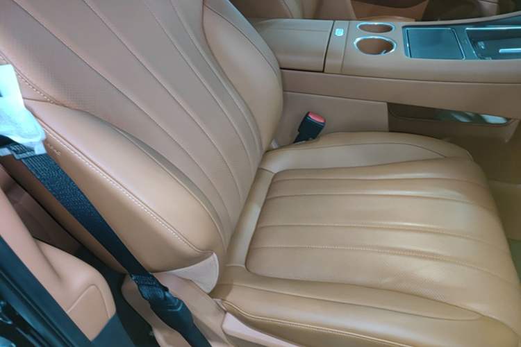 Used Hima AITO M8 2025 Extended-Range Max+ Version 53.4 kWh 6-Seater Edition Right Front Seat