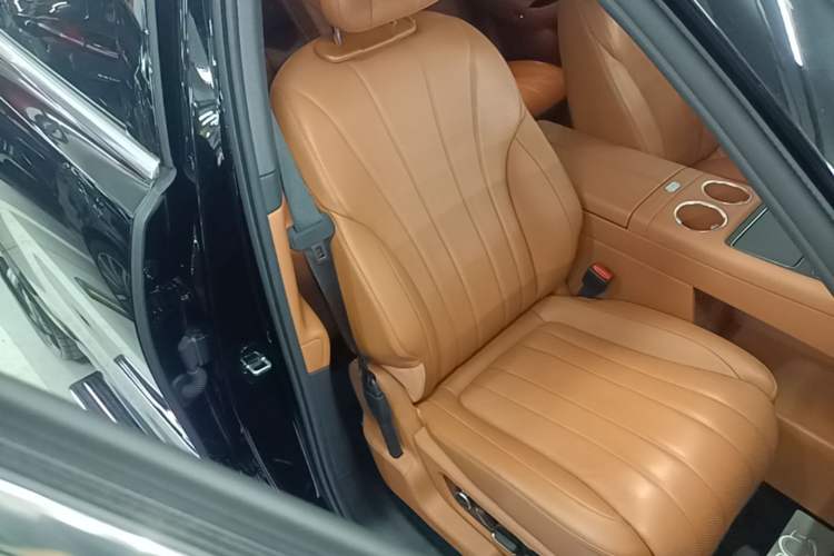 Used Hima AITO M8 2025 Extended-Range Max+ Version 53.4 kWh 6-Seater Edition Right Front Seat