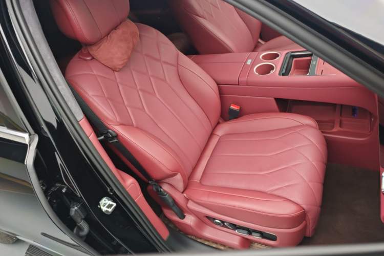 Used Hima AITO M8 2025 Extended-Range Max+ Version 53.4 kWh 6-Seater Edition Right Front Seat
