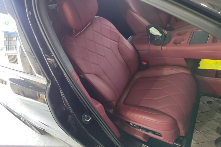 Used Hima AITO M8 2025 Extended-Range Max+ Version 53.4 kWh 5-Seater Edition Right Front Seat