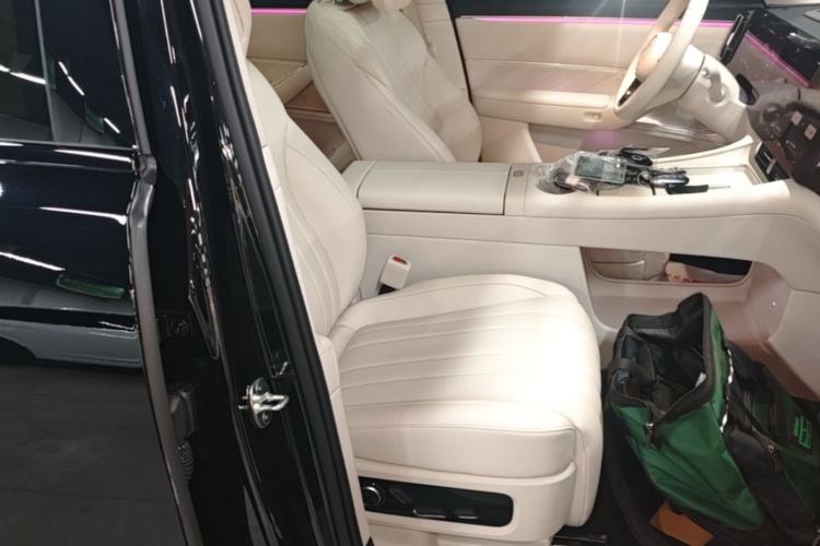 Used Hima AITO M8 2025 Extended-Range Max+ Version 53.4 kWh 5-Seater Edition Right Front Seat