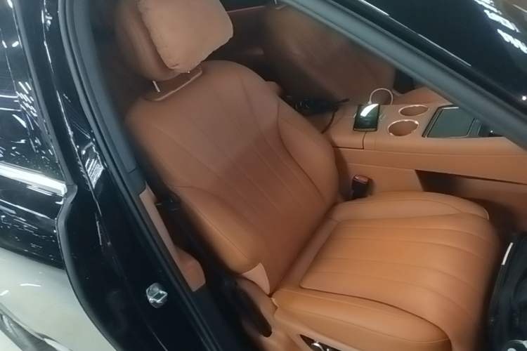 Used Hima AITO M8 2025 Extended-Range Max+ Version 53.4 kWh 5-Seater Edition Right Front Seat