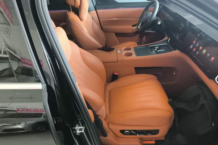 Used Hima AITO M8 2025 Extended-Range Max+ Version 53.4 kWh 6-Seater Edition Right Front Seat