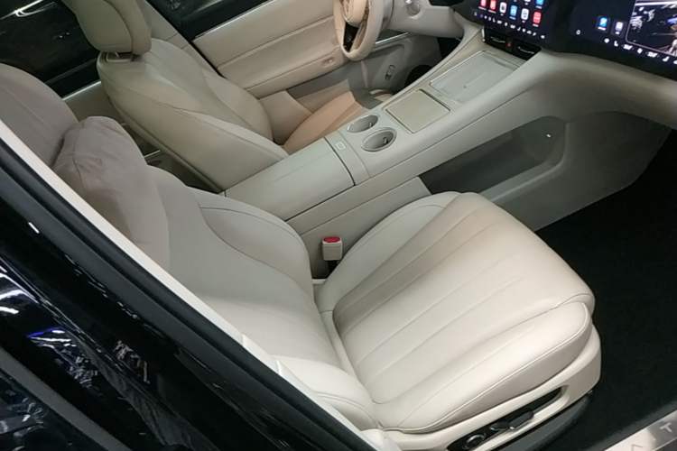 Used Hima AITO M8 2025 Extended-Range Max Version 37 kWh 5-Seater Right Front Seat