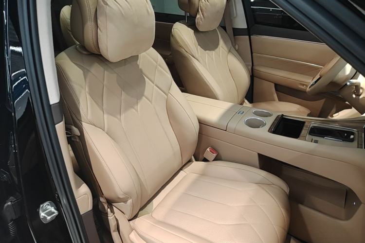 Used Hima AITO M8 2025 Extended-Range Max+ Version 53.4 kWh 6-Seater Edition Right Front Seat