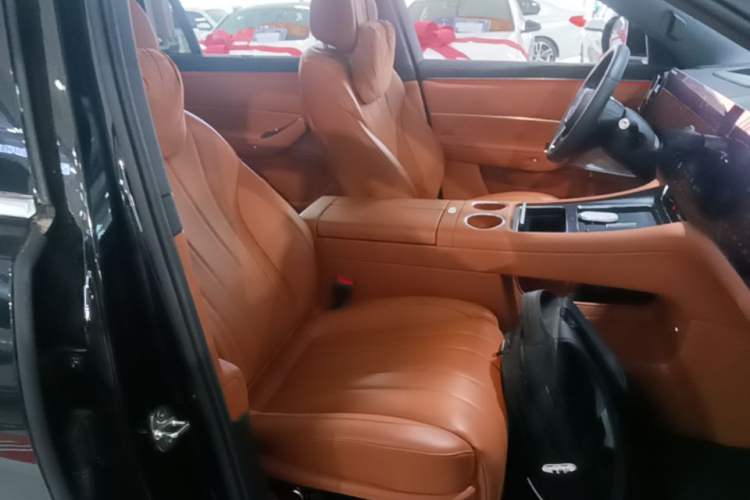 Used Hima AITO M8 2025 Extended-Range Max+ Version 53.4 kWh 5-Seater Edition Right Front Seat