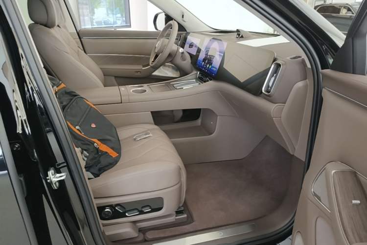 Used Hima AITO M8 2025 Model Pure Electric Max+ Five-Seat Long-Range Version Right Front Seat