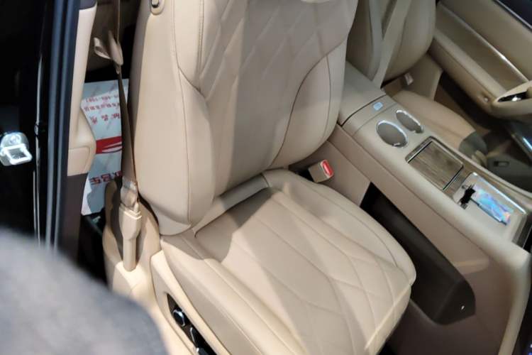 Used Hima AITO M8 2025 Extended-Range Max+ Version 53.4 kWh 5-Seater Edition Right Front Seat