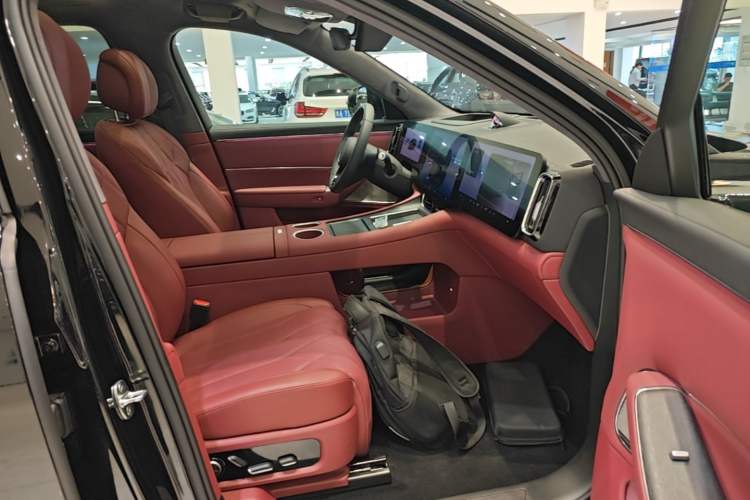 Used Hima AITO M8 2025 Extended-Range Ultra Version 53.4 kWh 6-Seater Edition Right Front Seat