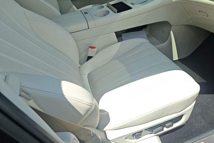 Used Hima AITO M8 2025 Extended-Range Max+ Version 53.4 kWh 5-Seater Edition Right Front Seat