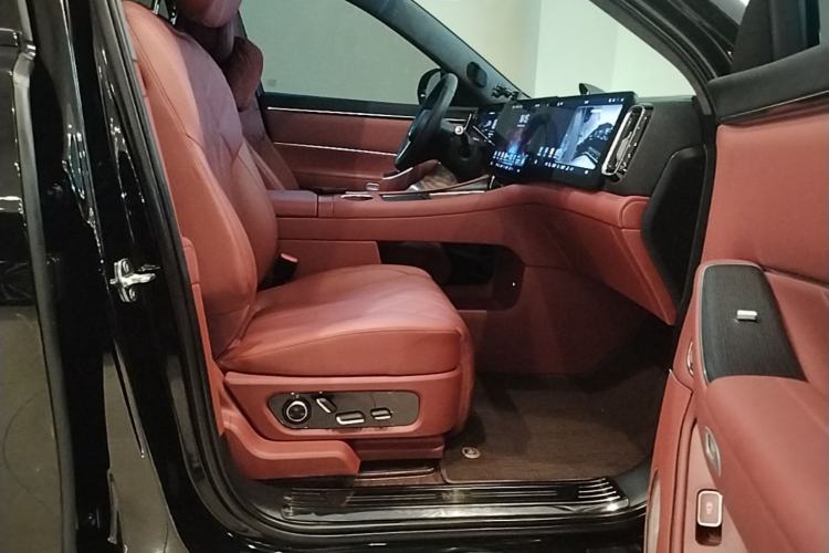 Used Hima AITO M8 2025 Extended-Range Max+ Version 53.4 kWh 6-Seater Edition Right Front Seat