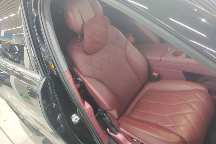 Used Hima AITO M8 2025 Extended-Range Max+ Version 53.4 kWh 6-Seater Edition Right Front Seat