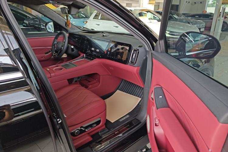 Used Hima AITO M8 2025 Extended-Range Max+ Version 53.4 kWh 6-Seater Edition Right Front Seat