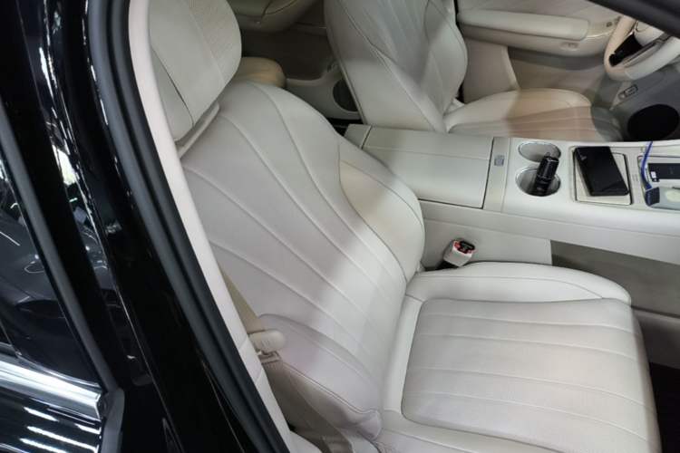 Used Hima AITO M8 2025 Model, Pure Electric Max+ Six-Seat Long-Range Version Right Front Seat