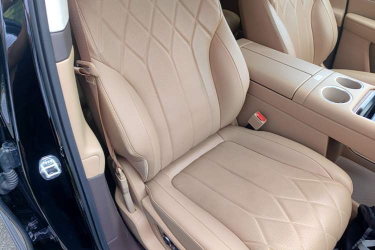 Used Hima AITO M8 2025 Extended-Range Ultra Version 53.4 kWh 6-Seater Edition Right Front Seat