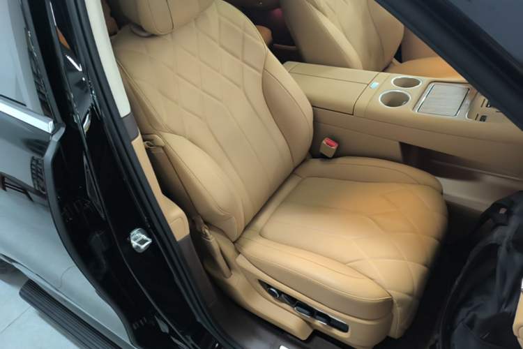 Used Hima AITO M8 2025 Extended-Range Ultra Version 53.4 kWh 6-Seater Edition Right Front Seat