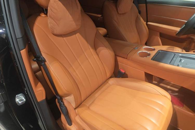 Used Hima AITO M8 2025 Extended-Range Max+ Version 53.4 kWh 6-Seater Edition Right Front Seat