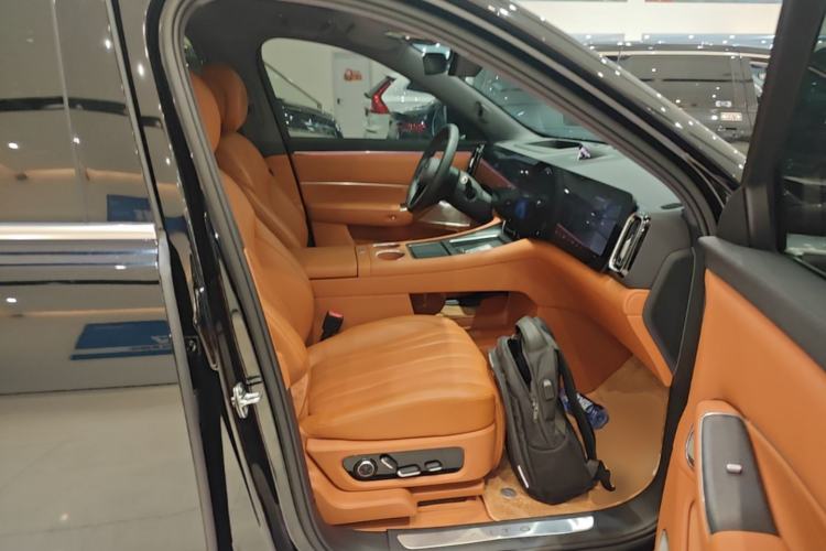 Used Hima AITO M8 2025 Extended-Range Max+ Version 53.4 kWh 6-Seater Edition Right Front Seat