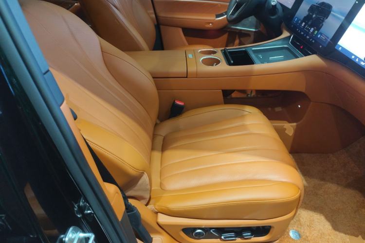 Used Hima AITO M8 2025 Extended-Range Max+ Version 53.4 kWh 6-Seater Edition Right Front Seat