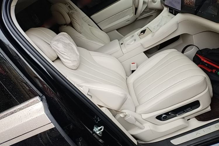 Used Hima AITO M8 2025 Extended-Range Max+ Version 53.4 kWh 5-Seater Edition Right Front Seat