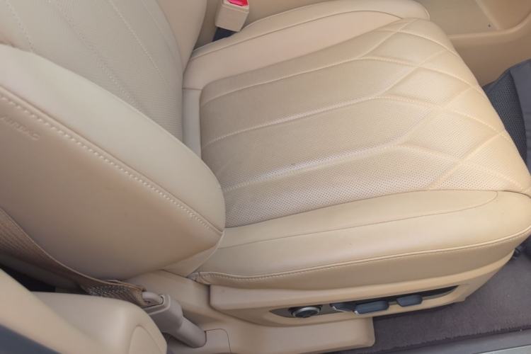 Used Hima AITO M8 2025 Extended-Range Ultra Version 53.4 kWh 6-Seater Edition Right Front Seat