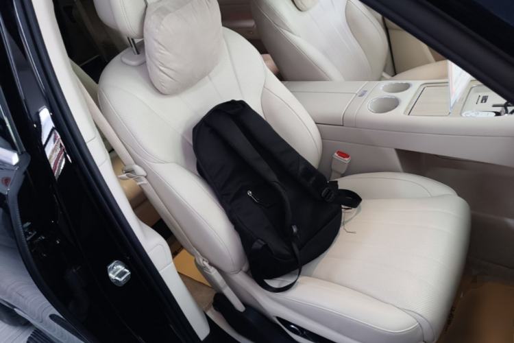 Used Hima AITO M8 2025 Extended-Range Max Version 37 kWh 6-Seater Right Front Seat