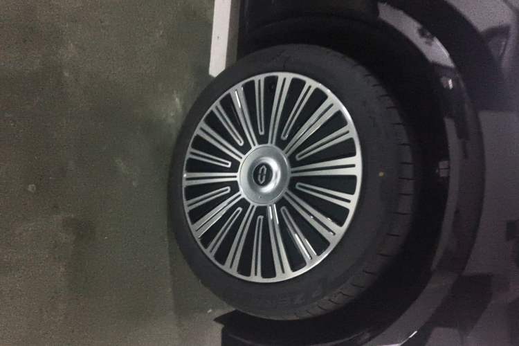 Used Hima AITO M8 2025 Extended-Range Ultra Version 53.4 kWh 6-Seater Edition Right Front Wheel Hub
