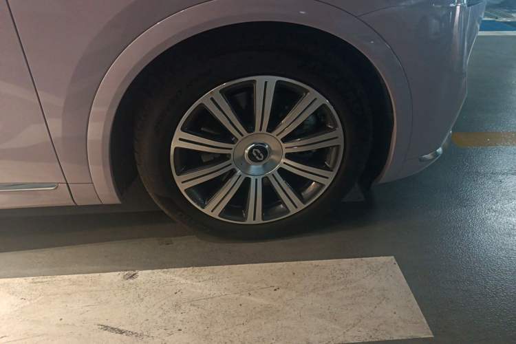 Used Hima AITO M8 2025 Extended-Range Max+ Version 53.4 kWh 5-Seater Edition Right Front Wheel Hub