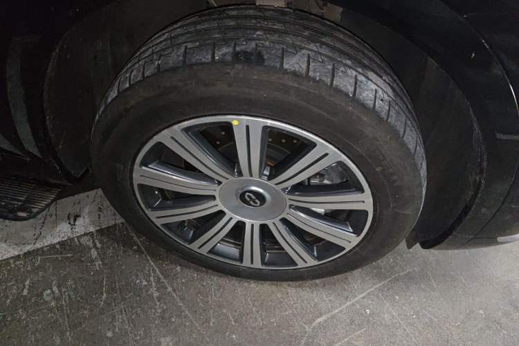 Used Hima AITO M8 2025 Extended-Range Max+ Version 53.4 kWh 6-Seater Edition Right Front Wheel Hub