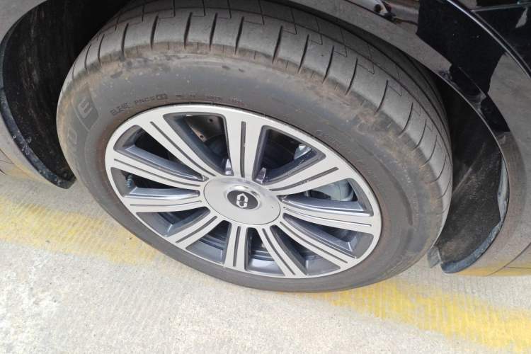 Used Hima AITO M8 2025 Model, Pure Electric Max+ Five-Seat All-Wheel-Drive Version Right Front Wheel Hub