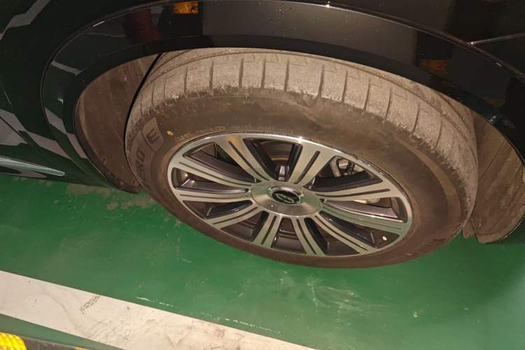 Used Hima AITO M8 2025 Extended-Range Max+ Version 53.4 kWh 5-Seater Edition Right Front Wheel Hub