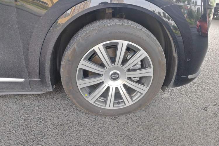Used Hima AITO M8 2025 Extended-Range Max+ Version 53.4 kWh 6-Seater Edition Right Front Wheel Hub