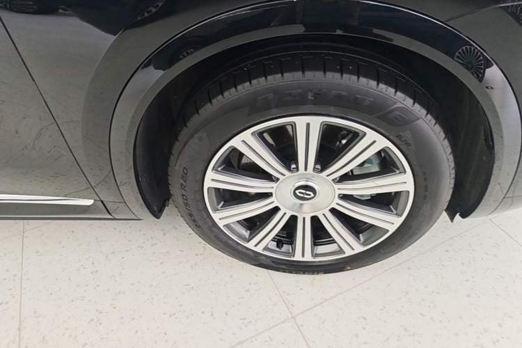 Used Hima AITO M8 2025 Extended-Range Max+ Version 53.4 kWh 5-Seater Edition Right Front Wheel Hub