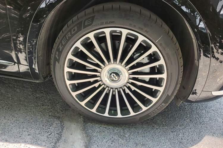 Used Hima AITO M8 2025 Model, Pure Electric Max+ Six-Seat Long-Range Version Right Front Wheel Hub