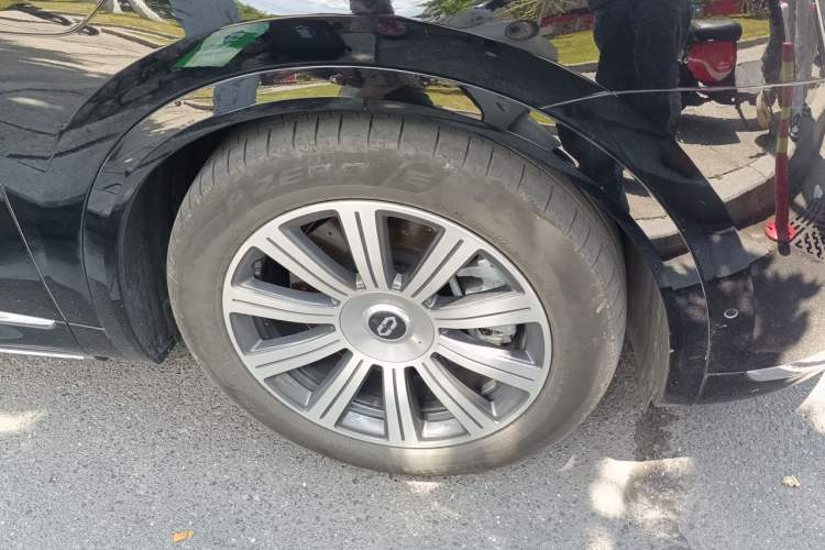Used Hima AITO M8 2025 Extended-Range Max+ Version 53.4 kWh 6-Seater Edition Right Front Wheel Hub
