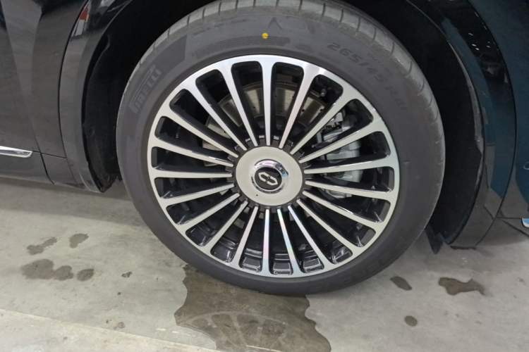 Used Hima AITO M8 2025 Extended-Range Max+ Version 53.4 kWh 5-Seater Edition Right Front Wheel Hub