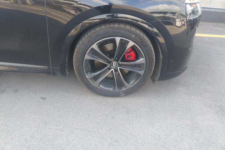 Used Hima AITO M8 2025 Extended-Range Ultra Version 53.4 kWh 5-Seater Edition Right Front Wheel Hub