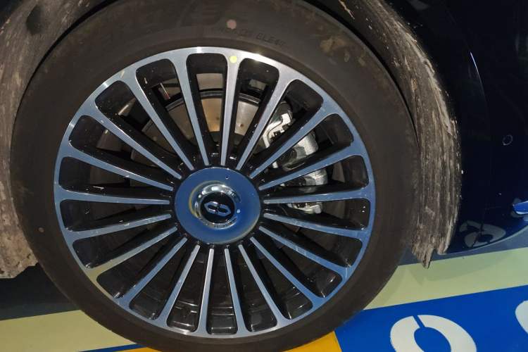 Used Hima AITO M8 2025 Extended-Range Max+ Version 53.4 kWh 6-Seater Edition Right Front Wheel Hub
