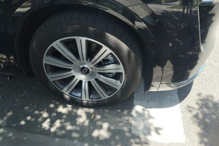 Used Hima AITO M8 2025 Extended-Range Max+ Version 53.4 kWh 5-Seater Edition Right Front Wheel Hub